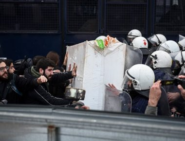 Η κυβέρνηση θέλει πλειστηριασμούς: Ένταση με χημικά στα Ειρηνοδικεία- Στην Εισαγγελία Διαφθοράς η Κωνσταντοπούλου